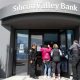 Guardias de seguridad permiten a personas ingresar en la sede del Silicon Valley Bank en Santa Clara, California, el lunes 13 de marzo de 2023. Foto: Infobae