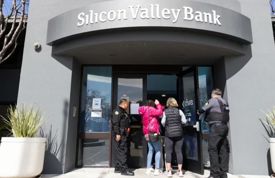 Guardias de seguridad permiten a personas ingresar en la sede del Silicon Valley Bank en Santa Clara, California, el lunes 13 de marzo de 2023. Foto: Infobae