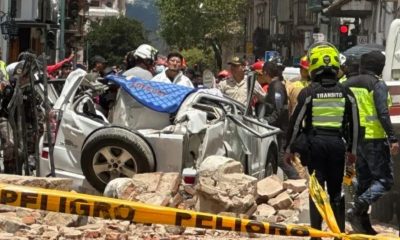 Personas observan los daños ocasionados por el sismo de magnitud 6,5 en la escala abierta de Richter hoy, en la ciudad de Cuenca (Ecuador). Foto: El País