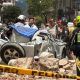 Personas observan los daños ocasionados por el sismo de magnitud 6,5 en la escala abierta de Richter hoy, en la ciudad de Cuenca (Ecuador). Foto: El País