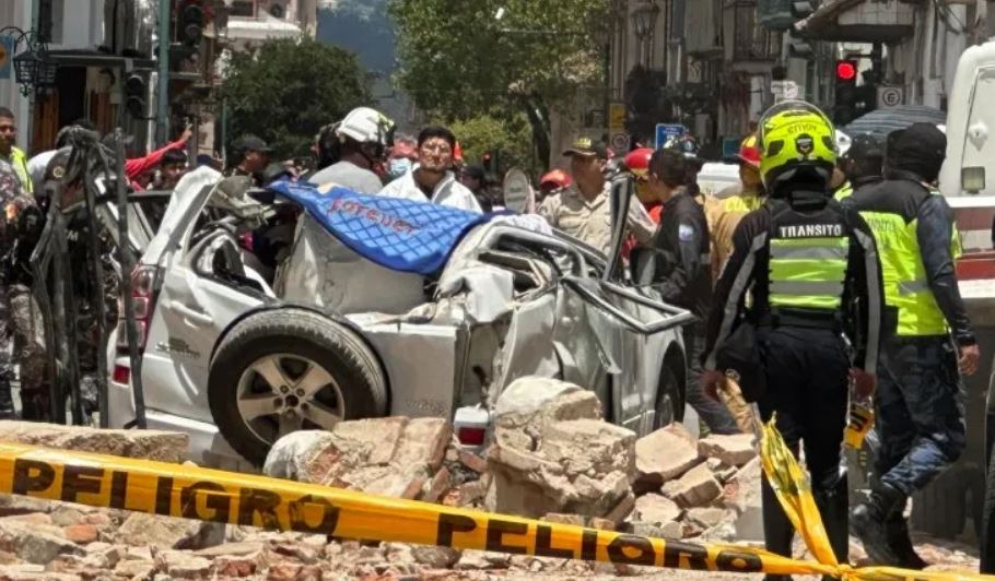 Personas observan los daños ocasionados por el sismo de magnitud 6,5 en la escala abierta de Richter hoy, en la ciudad de Cuenca (Ecuador). Foto: El País