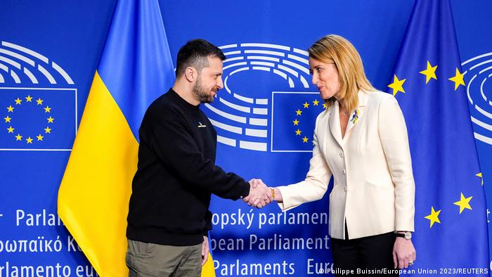 La presidenta del Europarlamento, Roberta Metsola, se reunió con el mandatario ucraniano, Volodimir Zelenski. Foto: DW