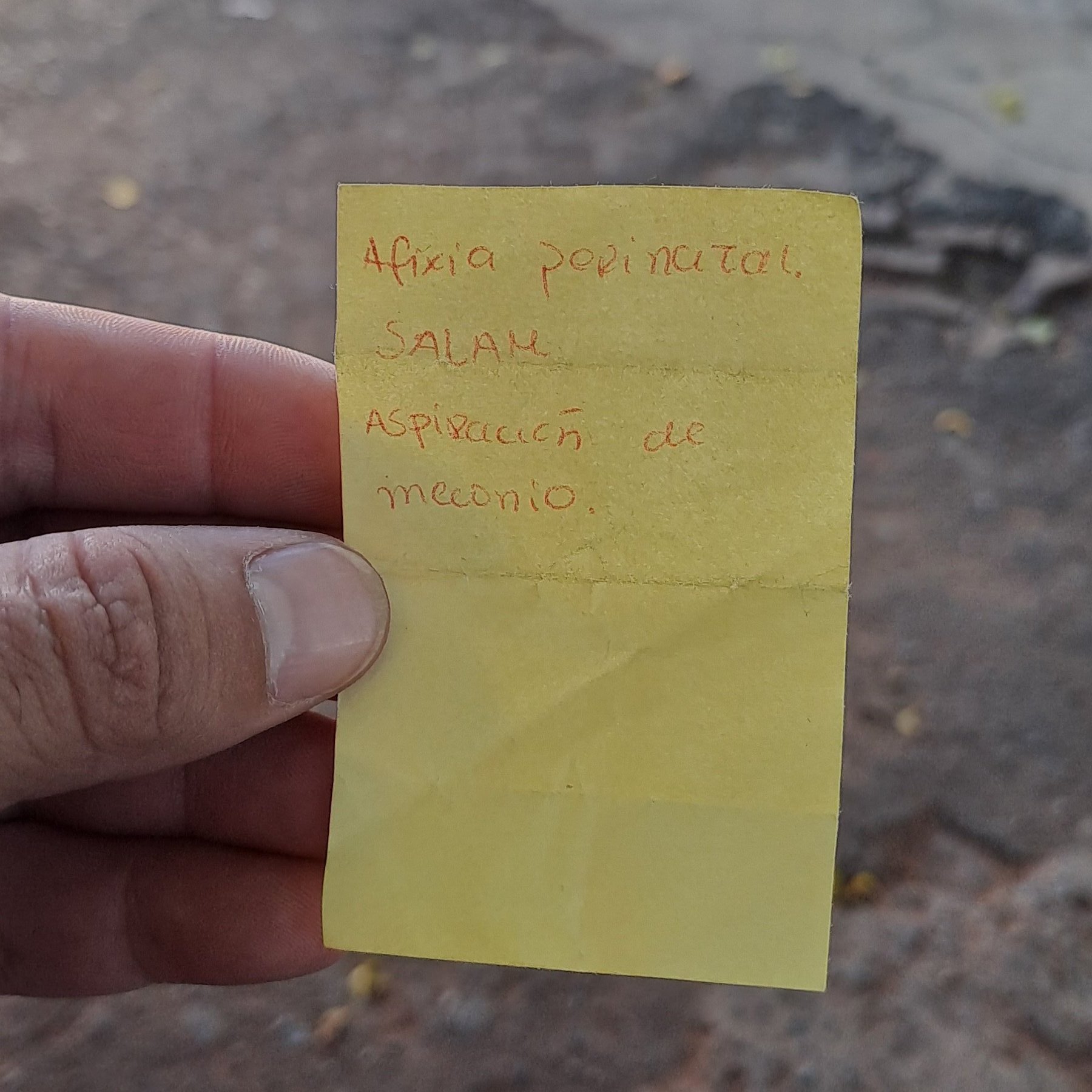 Padre recibió diagnóstico sobre su niño en este post it. Foto: Raúl Bogarín.