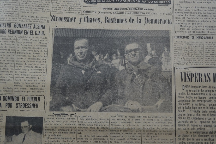 El general Alfredo Stroessner junto al presidente de la ANR Juan Ramón Chaves en un acto político. Diario Patria. Febrero de 1963. Hemeroteca Biblioteca Nacional del Paraguay