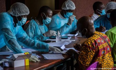 Sanitarios en Guinea durante la campaña contra el ébola. Foto: DW.