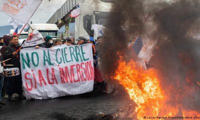 Trabajadores de la empresa estatal de cobre "Codelco", el mayor productor de cobre del mundo, en la zona conocida como el "Chernóbil chileno", protestan por la decisión del gobierno de cerrar las operaciones en la planta de Ventanas en Puchuncavi. Foto: DW - Archivo