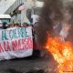 Trabajadores de la empresa estatal de cobre "Codelco", el mayor productor de cobre del mundo, en la zona conocida como el "Chernóbil chileno", protestan por la decisión del gobierno de cerrar las operaciones en la planta de Ventanas en Puchuncavi. Foto: DW - Archivo