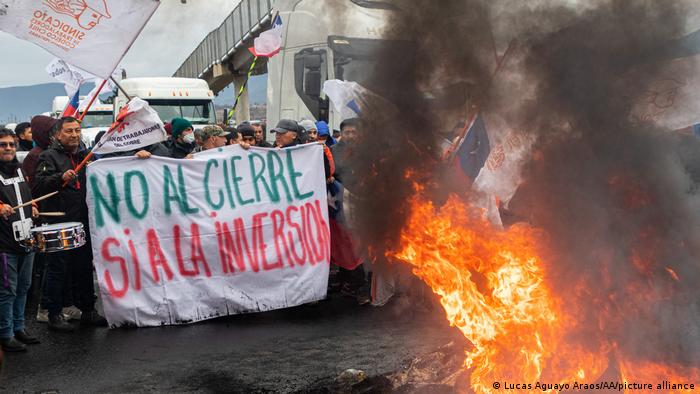 Trabajadores de la empresa estatal de cobre "Codelco", el mayor productor de cobre del mundo, en la zona conocida como el "Chernóbil chileno", protestan por la decisión del gobierno de cerrar las operaciones en la planta de Ventanas en Puchuncavi. Foto: DW - Archivo