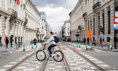 Ciclista en Bruselas en un domingo sin autos. Foto: DW