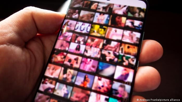 Cada vez más a menudo en manos de niños: imágenes pornográficas en la pantalla de un teléfono inteligente. Foto: DW.