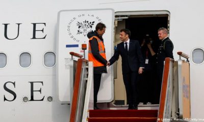 Emmanuel Macron, desciende del avión presidencial de la República Francesa a su llegada al aeropuerto de Pekín. Foto: DW