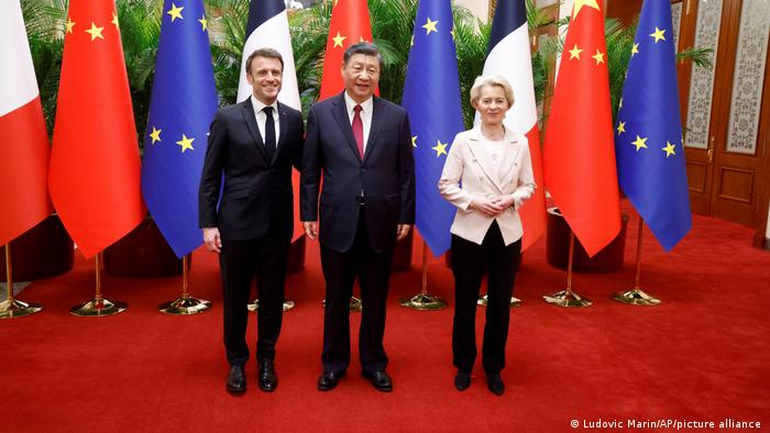 Emmanuel Macron (izqda.), Xi Jinping y Ursula von der Leyen, en Pekín. Foto: DW.