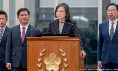 La presidenta de Taiwán, Tsai Ing-wen, ayer en el aeropuerto de Taipéi tras el anuncio de sanciones chinas contra organizaciones estadounidenses. Foto: DW