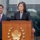 La presidenta de Taiwán, Tsai Ing-wen, ayer en el aeropuerto de Taipéi tras el anuncio de sanciones chinas contra organizaciones estadounidenses. Foto: DW