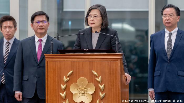 La presidenta de Taiwán, Tsai Ing-wen, ayer en el aeropuerto de Taipéi tras el anuncio de sanciones chinas contra organizaciones estadounidenses. Foto: DW