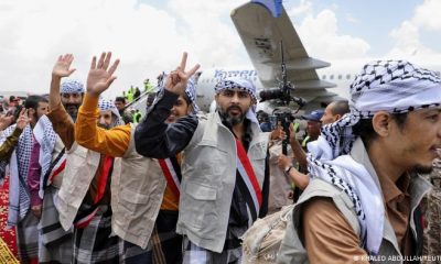 Prisioneros liberados en el canje de prisioneros este fin de semana llegan al aeropuerto de Saná. Foto: DW