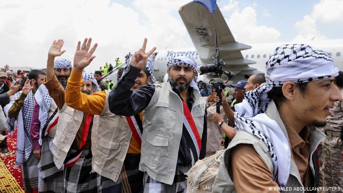 Prisioneros liberados en el canje de prisioneros este fin de semana llegan al aeropuerto de Saná. Foto: DW