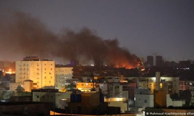 Incendio tras ataques contra la ciudad de Jartum, capital de Sudán. Foto: DW