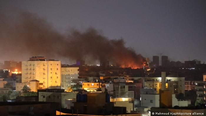 Incendio tras ataques contra la ciudad de Jartum, capital de Sudán. Foto: DW