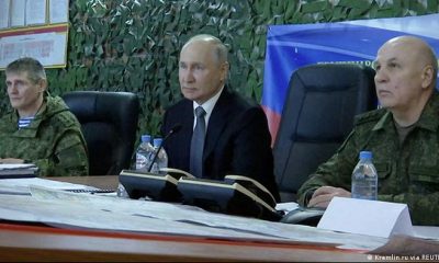 VladImir Putin, con el coronel general Mijaíl Teplinski (izda.), comandante de las Fuerzas Aerotransportadas, y el coronel general Oleg Makarevich, comandante del Grupo de Fuerzas "Dniéper". Foto: DW