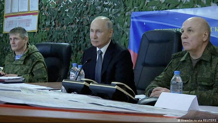 VladImir Putin, con el coronel general Mijaíl Teplinski (izda.), comandante de las Fuerzas Aerotransportadas, y el coronel general Oleg Makarevich, comandante del Grupo de Fuerzas "Dniéper". Foto: DW