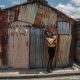 En el suburbio Cité Soleil en Puerto Príncipe, esta mujer vive en una chabola de chapa después de que las pandillas prendieron fuego a su casa. Foto: DW