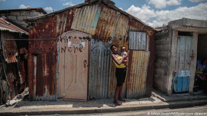 En el suburbio Cité Soleil en Puerto Príncipe, esta mujer vive en una chabola de chapa después de que las pandillas prendieron fuego a su casa. Foto: DW