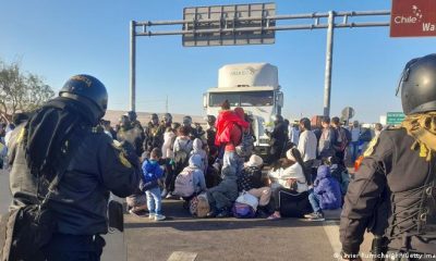 Migrantes varados cerca de Tacna, Perú, en la frontera con Chile. Foto: DW