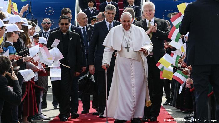 El papa Francisco en su llegada a Budapest. Foto: DW