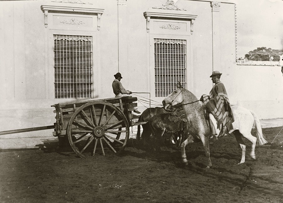 Asunción, 1894. Calle España: carro y jinete en el barro © Auguste François