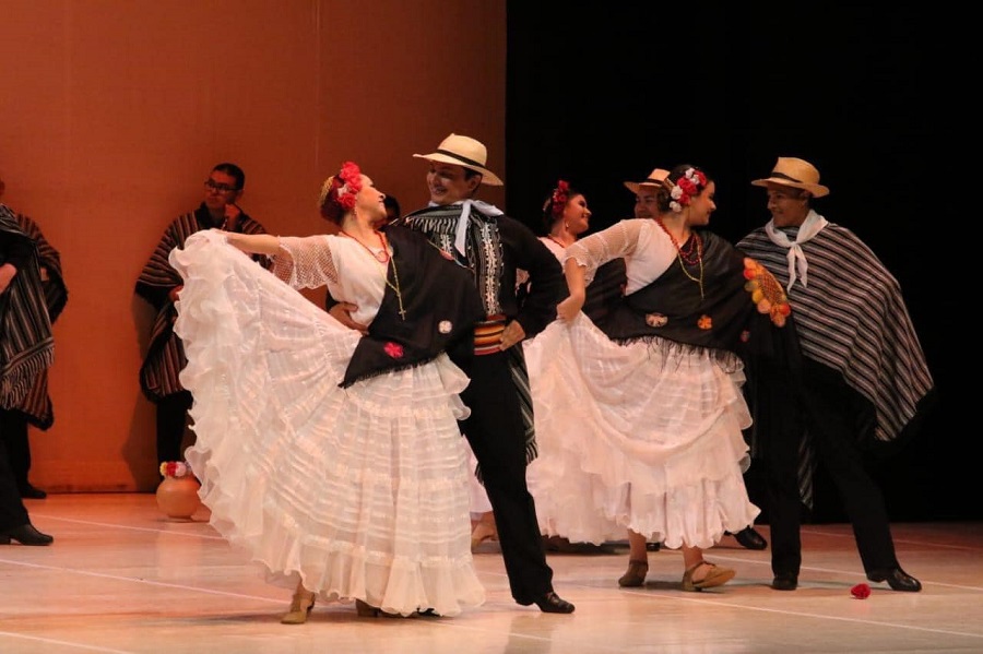 Elenco del Ballet Folklórico Municipal de Asunción. Cortesía