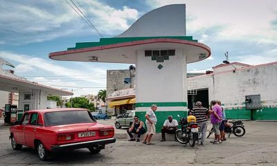 Colas en una gasolinera de La Habana. Foto: AFP