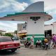 Colas en una gasolinera de La Habana. Foto: AFP
