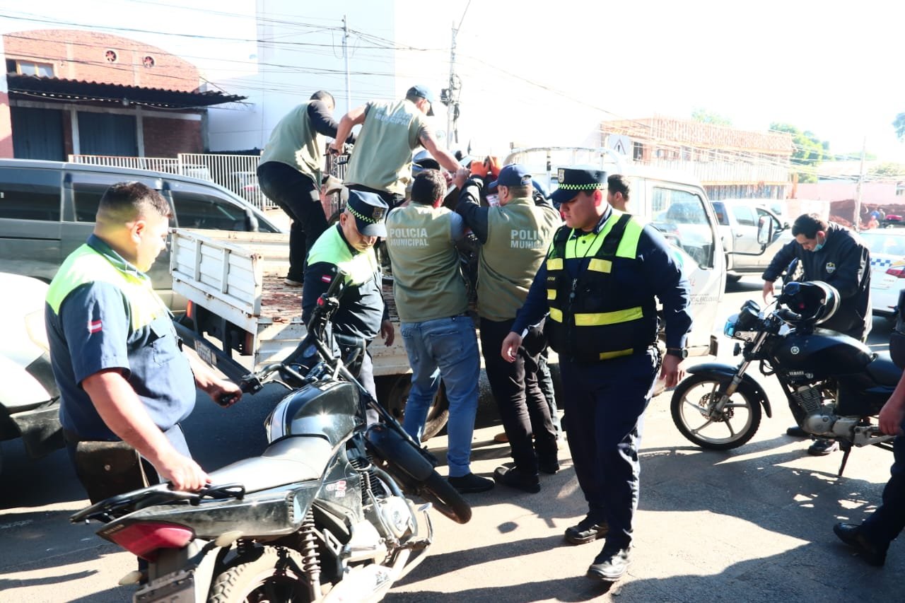 Controles de la PMT a motocicletas. Foto: @AsuncionMuni