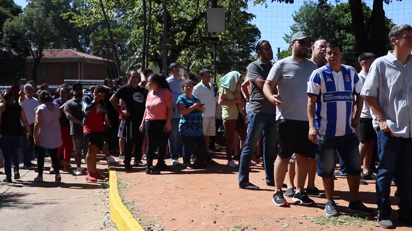 Fila de electores en los pasados comicios generales. Foto: Gentileza.