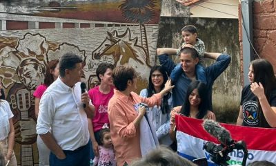 Padre e hijo recorriendo durante campaña politica. Foto: Redes