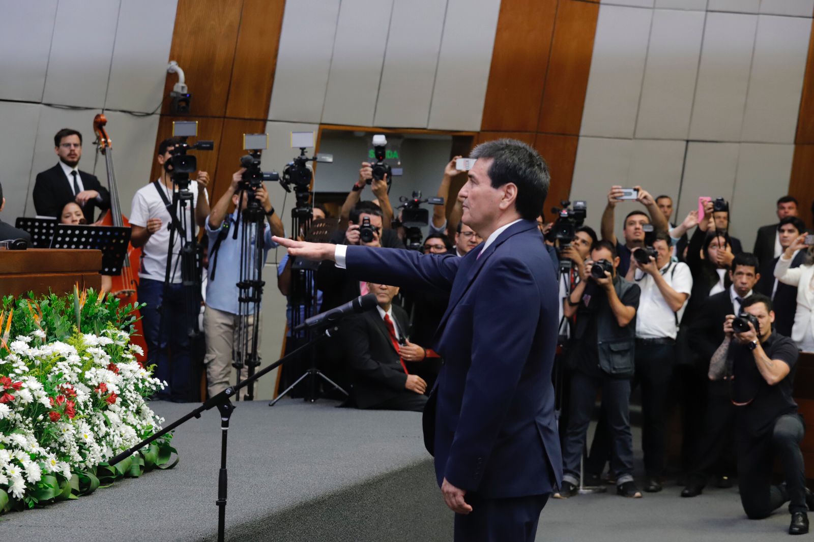 Gustavo Santander jurando como ministro de Corte. Foto: Senado.