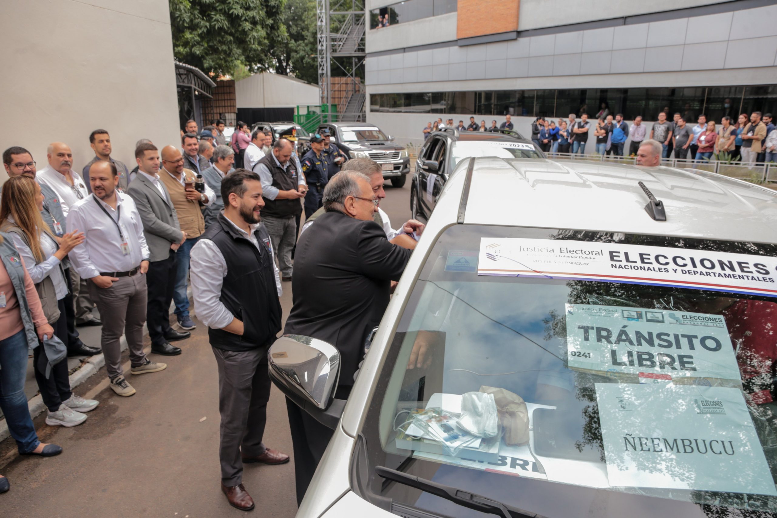 Ministros del TSJE acompañan salida de vehículos. Foto: TSJE.