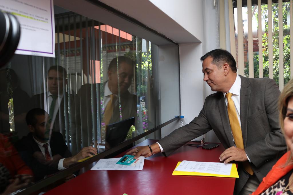 Senador Martín Arévalo presentando denuncia ante la Fiscalía general. Foto: Gentileza.