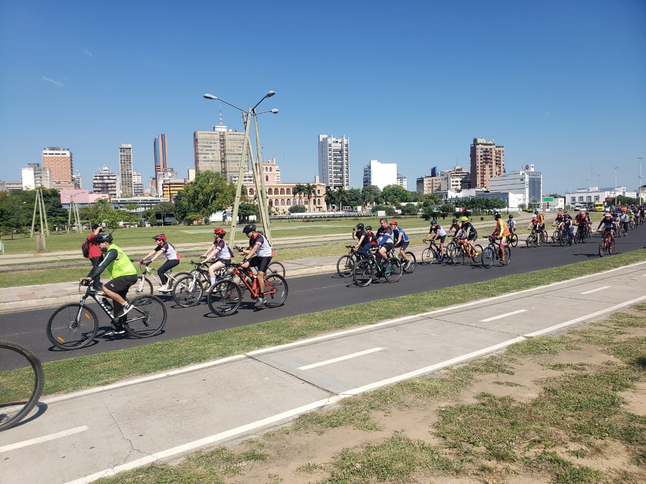 Cicliastas en la Costanera de Asunción. Foto: Silvia Sosa.