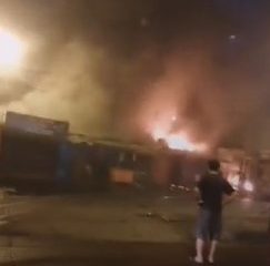 Incendio en el mercado 4. Foto captura de pantalla.