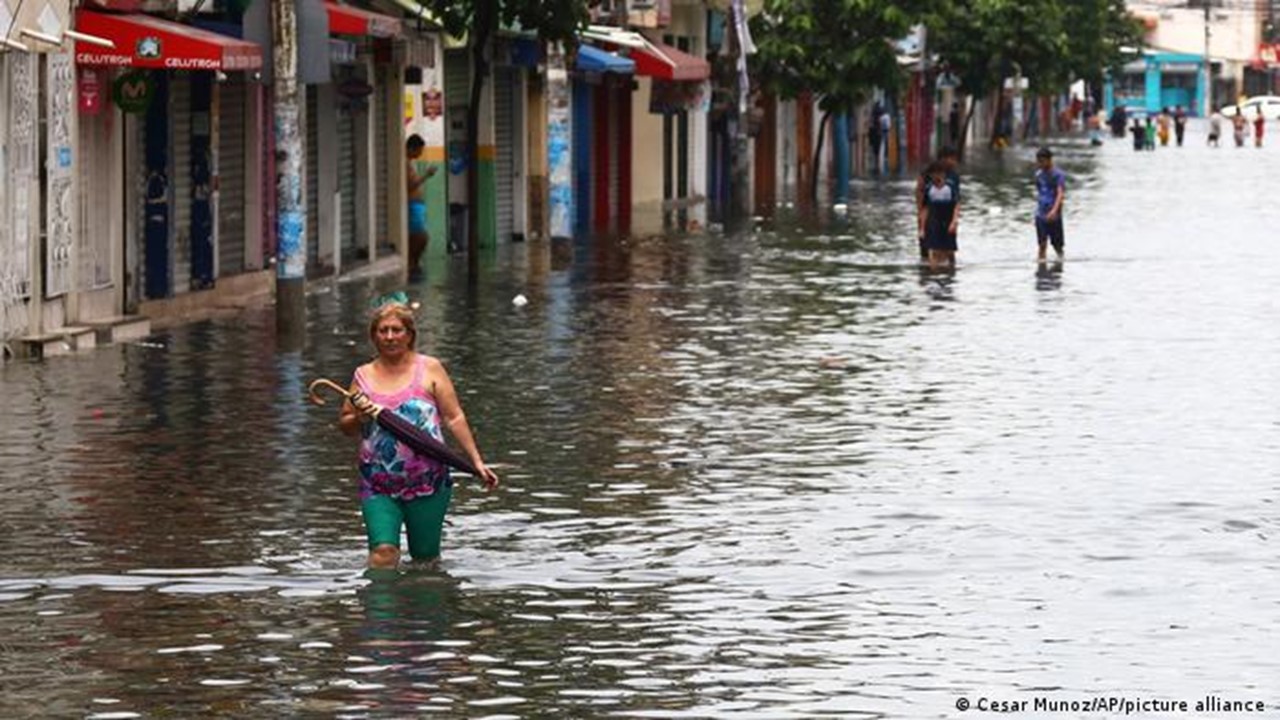 Inundaciones en el puerto de Guayaquil, Ecuador, el 23 de marzo de 2023. Foto: DW