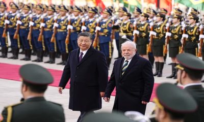 El presidente brasileño, Luiz Inácio Lula da Silva; y el mandatario chino, Xi Jinping, asisten a una ceremonia de bienvenida en el Gran Salón del Pueblo en Beijing, China. Foto: Reuters