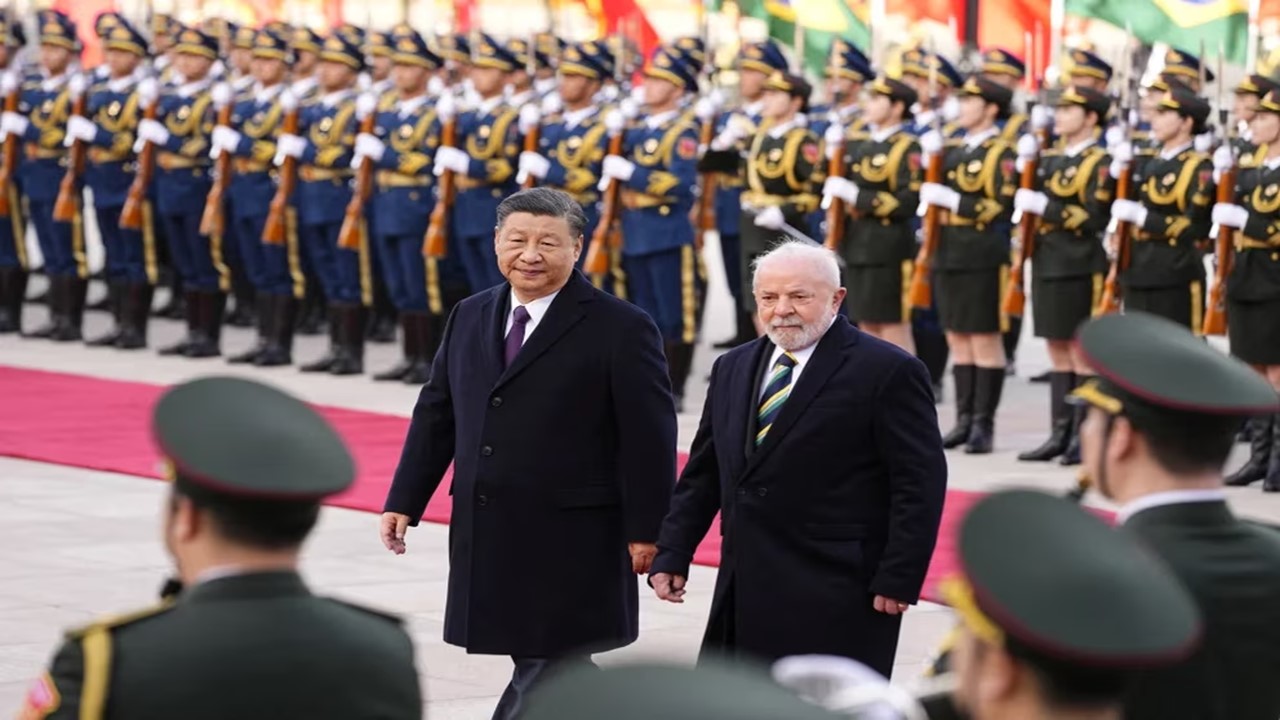 El presidente brasileño, Luiz Inácio Lula da Silva; y el mandatario chino, Xi Jinping, asisten a una ceremonia de bienvenida en el Gran Salón del Pueblo en Beijing, China. Foto: Reuters