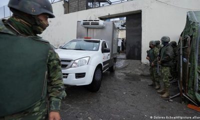 Policías desplegados durante un enfrentamiento entre reclusos en Ecuador. Foto: DW