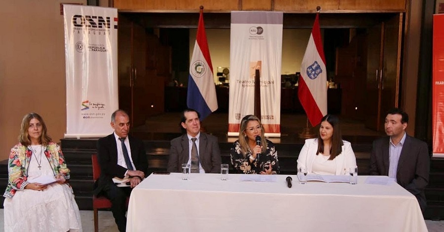 Tana Schémbori, directora del Teatro Municipal; Angie Duarte de Melillo, directora de Cultura y Turismo de la Municipalidad de Asunción, y Diego Sánchez Haase, director de la OSIC, entre otras autoridades, durante el acto. Cortesía