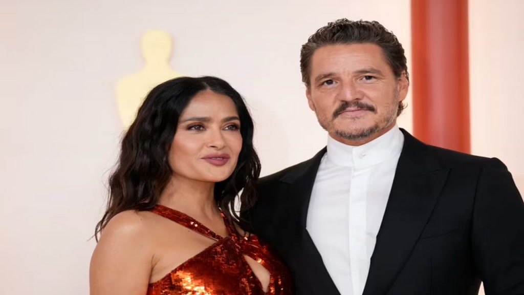 Salma Hayek y Pedro Pascal llegan a los Oscar (Foto AP/Ashley Landis)