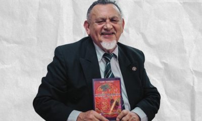 Tadeo Zarratea y su libro. Cortesía