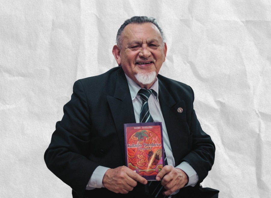 Tadeo Zarratea y su libro. Cortesía