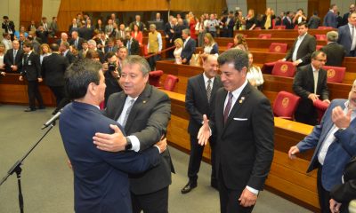 Presidente de Diputados saludando al ministro de la Corte, Gustavo Santander. Foto: Gentileza